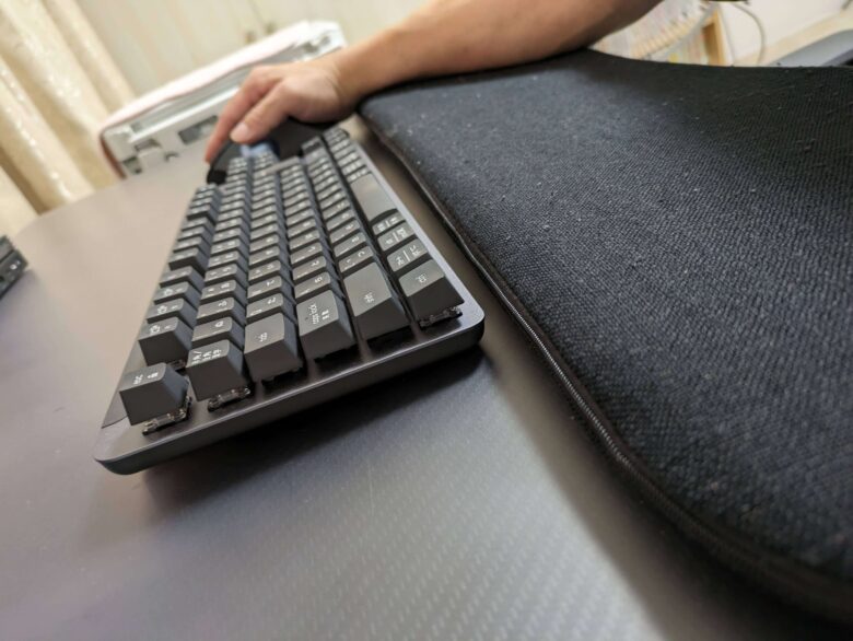 Keyboard and wrist rest