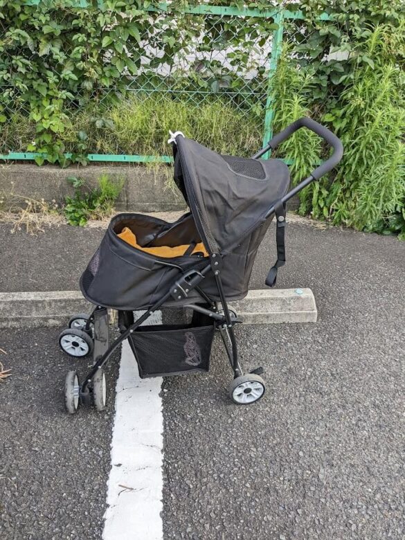 Side view of pet cart